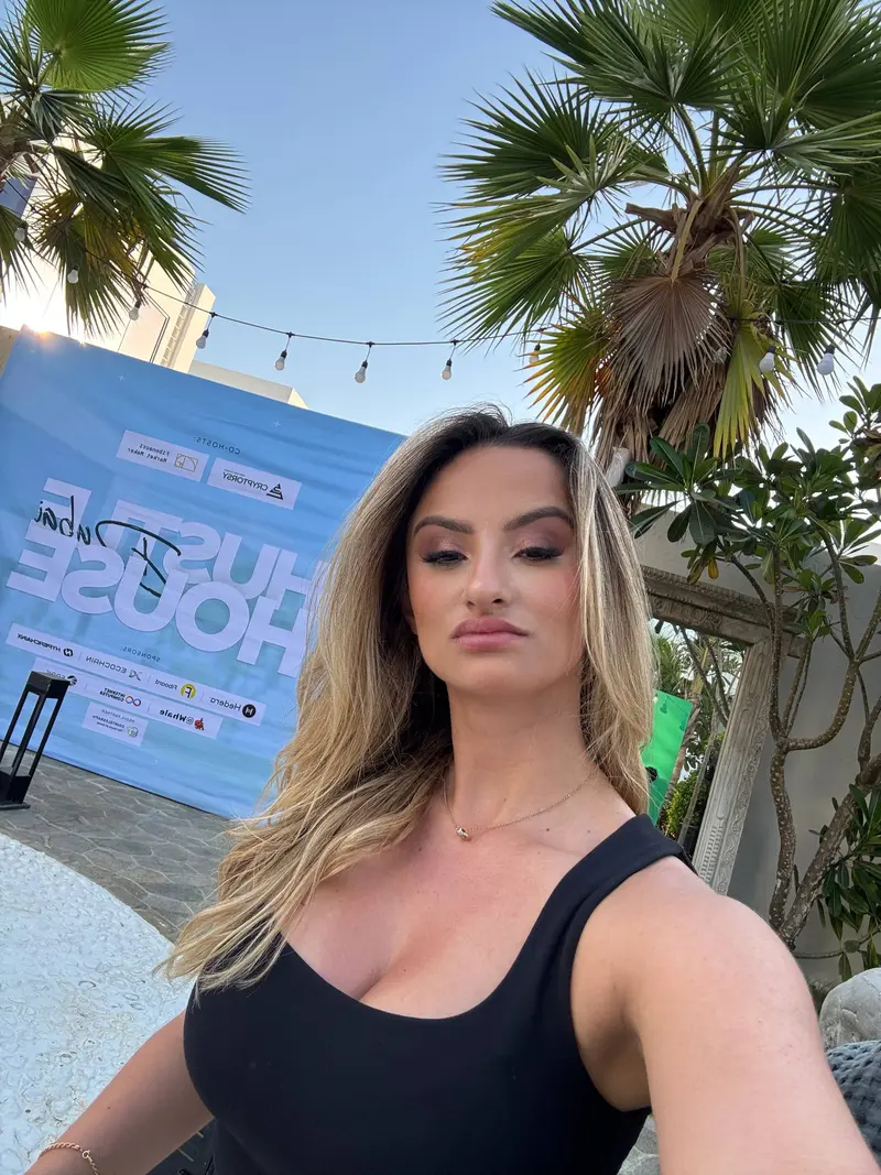 Jana at Housefire event Dubai, palm trees selfie