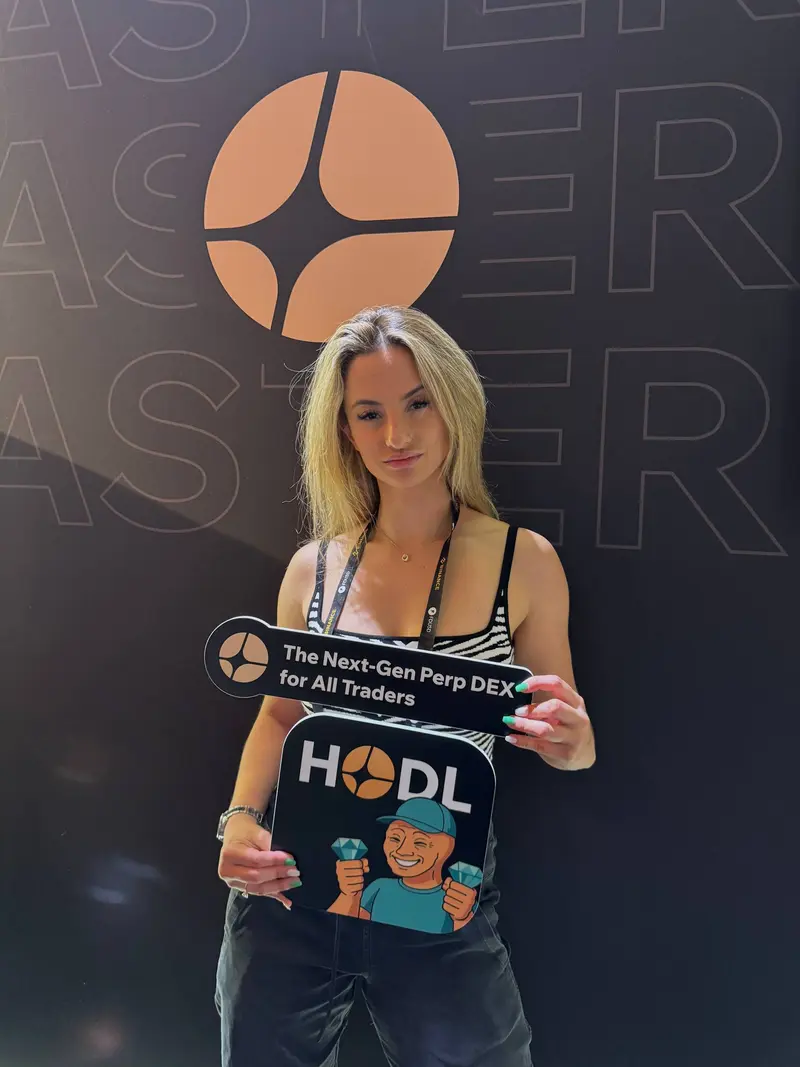 Jana holding a DODO HODL sign at a crypto event